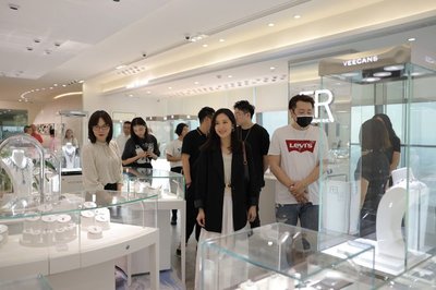 唐詩詠親臨永富集團，珠寶魅力驚艷四座